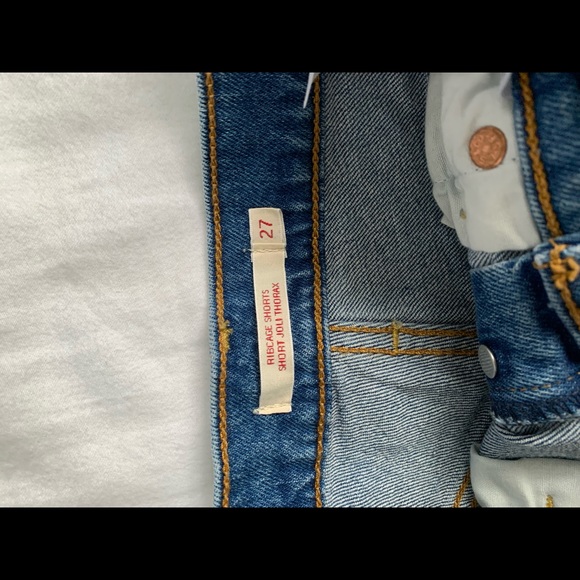 Levi’s Ribcage Jean Shorts - Picture 4 of 4